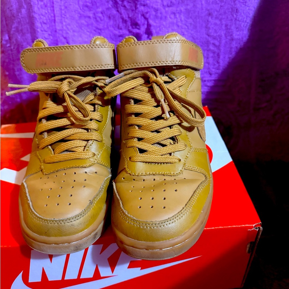 🟧
Nike Boys High Top Sneakers Size 3.5Y – Wheat Brown Mid